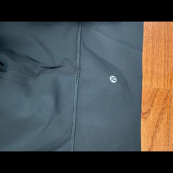 Lululemon Size 6 Wunder Under Crops - Picture 3 of 4